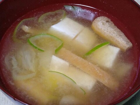 豆腐と味付き揚げの味噌汁